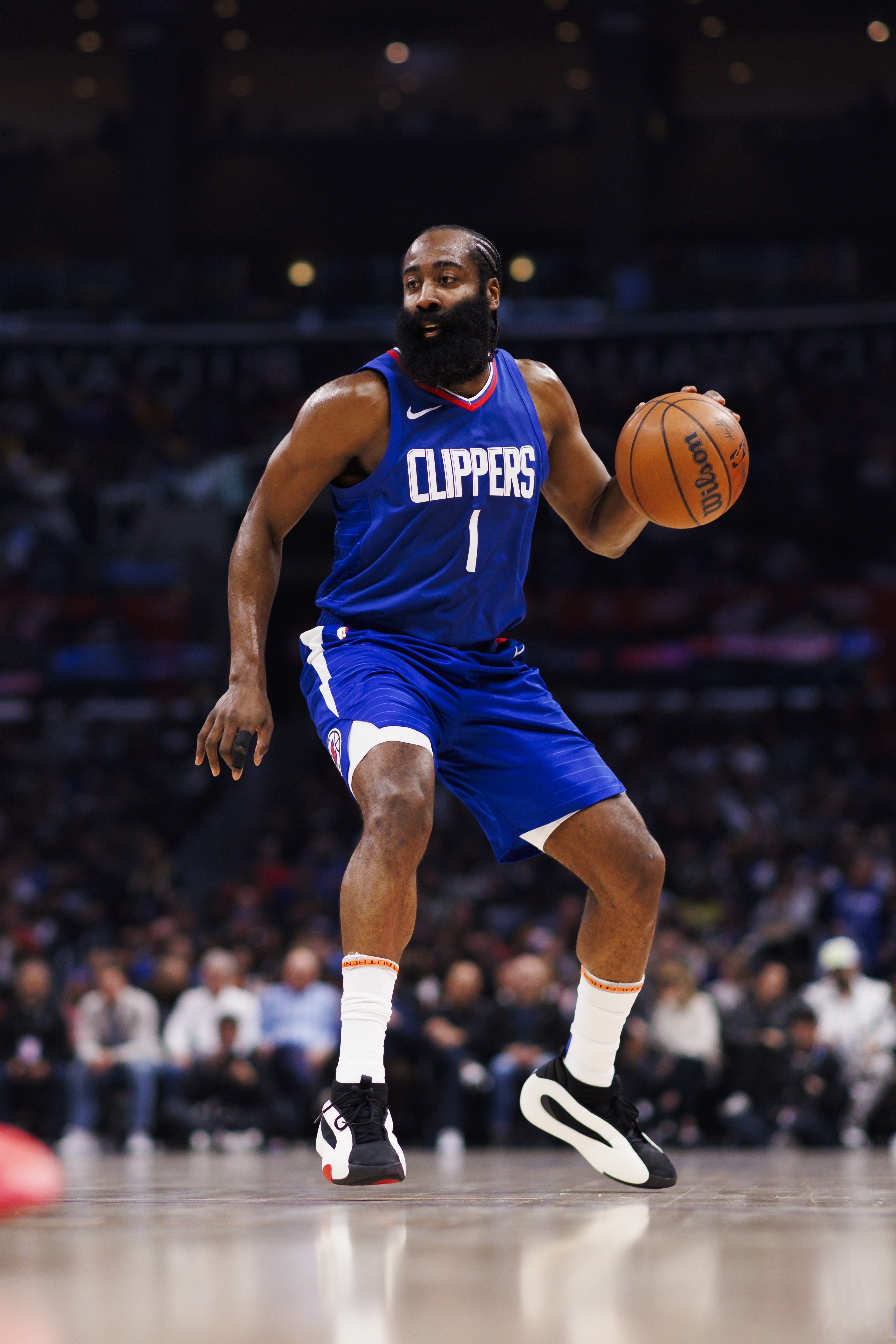 哈登在独行侠比赛中战术调整，惊险取胜引发热议！